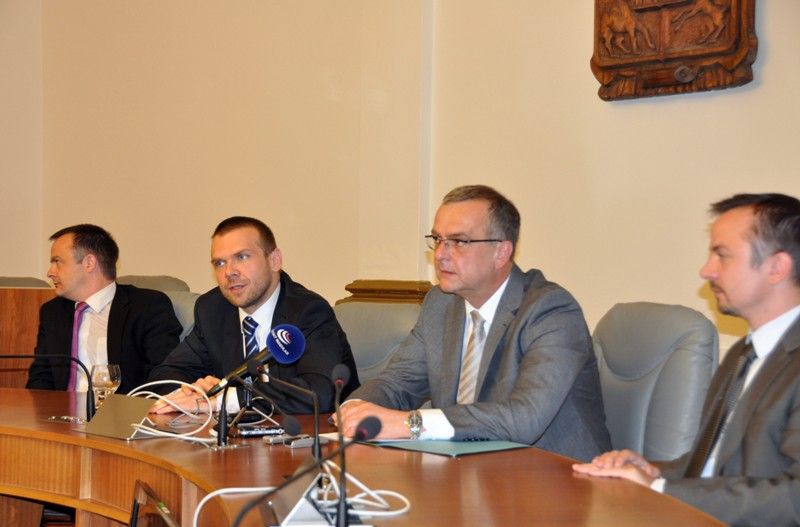 Město Plzeň získá 674 318 tisíc korun z Operačního programu Životní prostředí na rekonstrukci a modernizaci úpravny vody. S informací přijel do Plzně osobně ministr financí Miroslav Kalousek. Na základě rozhodnutí, které vydal v pondělí 17. června 2013 odpoledne, bude město Plzeň moci čerpat nejen 674 milionů korun, ale dalších zhruba 40 milionů z Fondu životního prostředí. „Práce na rozhodnutí byla složitá, ale podařilo se, a to ve prospěch kvality života všech Plzeňanů,“ prohlásil ministr Kalousek po jednání s primátorem Martinem Baxou a ředitelem Útvaru koordinace evropských projektů Erichem Benešem.