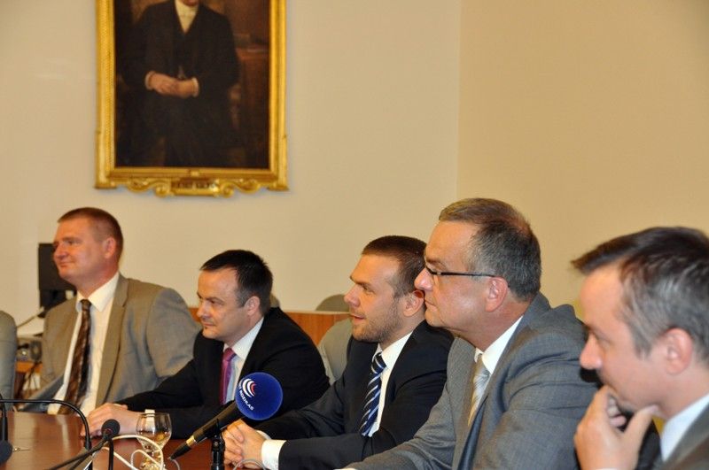 Město Plzeň získá 674 318 tisíc korun z Operačního programu Životní prostředí na rekonstrukci a modernizaci úpravny vody. S informací přijel do Plzně osobně ministr financí Miroslav Kalousek. Na základě rozhodnutí, které vydal v pondělí 17. června 2013 odpoledne, bude město Plzeň moci čerpat nejen 674 milionů korun, ale dalších zhruba 40 milionů z Fondu životního prostředí. „Práce na rozhodnutí byla složitá, ale podařilo se, a to ve prospěch kvality života všech Plzeňanů,“ prohlásil ministr Kalousek po jednání s primátorem Martinem Baxou a ředitelem Útvaru koordinace evropských projektů Erichem Benešem.