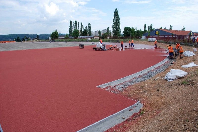 První etapa výstavby atletického stadionu se chýlí ke konci. Ve Vejprnické ulici byla vybudována infrastruktura a připravena atletická dráha. Nyní na ni stavebníci pokládají tartan (29.5.2012). Pokud městská rada na svém čtvrtečním jednání (31. 5.) schválí uzavření smlouvy s občanským sdružením AK Škoda Plzeň, budou atleti moci v nejbližší době využívat alespoň část stadionu. Druhá etapa je ve fázi vypsaného výběrového řízení na zhotovitele. Výstavba tribuny včetně zázemí, běžeckého tunelu, komunikace a parkoviště by tak měla začít v červenci.