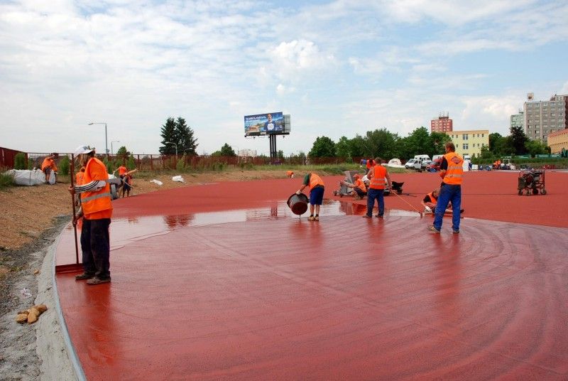 Na atletickou dráhu ve Skvrňanech se pokládá tartan