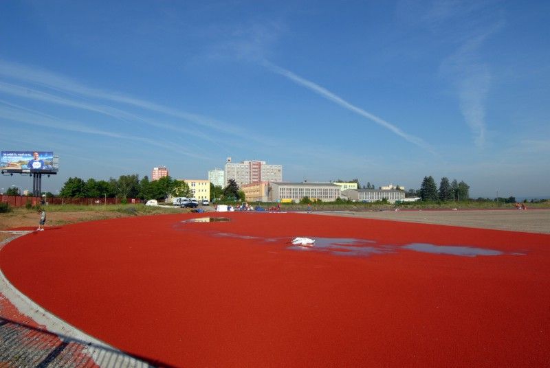 První etapa výstavby atletického stadionu se chýlí ke konci. Ve Vejprnické ulici byla vybudována infrastruktura a připravena atletická dráha. Nyní na ni stavebníci pokládají tartan (29.5.2012). Pokud městská rada na svém čtvrtečním jednání (31. 5.) schválí uzavření smlouvy s občanským sdružením AK Škoda Plzeň, budou atleti moci v nejbližší době využívat alespoň část stadionu. Druhá etapa je ve fázi vypsaného výběrového řízení na zhotovitele. Výstavba tribuny včetně zázemí, běžeckého tunelu, komunikace a parkoviště by tak měla začít v červenci.
