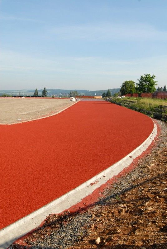 První etapa výstavby atletického stadionu se chýlí ke konci. Ve Vejprnické ulici byla vybudována infrastruktura a připravena atletická dráha. Nyní na ni stavebníci pokládají tartan (29.5.2012). Pokud městská rada na svém čtvrtečním jednání (31. 5.) schválí uzavření smlouvy s občanským sdružením AK Škoda Plzeň, budou atleti moci v nejbližší době využívat alespoň část stadionu. Druhá etapa je ve fázi vypsaného výběrového řízení na zhotovitele. Výstavba tribuny včetně zázemí, běžeckého tunelu, komunikace a parkoviště by tak měla začít v červenci.