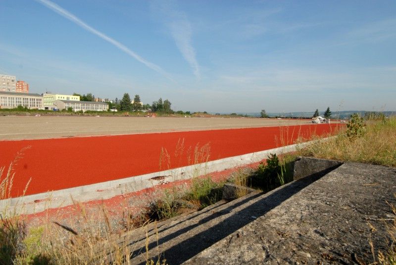 První etapa výstavby atletického stadionu se chýlí ke konci. Ve Vejprnické ulici byla vybudována infrastruktura a připravena atletická dráha. Nyní na ni stavebníci pokládají tartan (29.5.2012). Pokud městská rada na svém čtvrtečním jednání (31. 5.) schválí uzavření smlouvy s občanským sdružením AK Škoda Plzeň, budou atleti moci v nejbližší době využívat alespoň část stadionu. Druhá etapa je ve fázi vypsaného výběrového řízení na zhotovitele. Výstavba tribuny včetně zázemí, běžeckého tunelu, komunikace a parkoviště by tak měla začít v červenci.