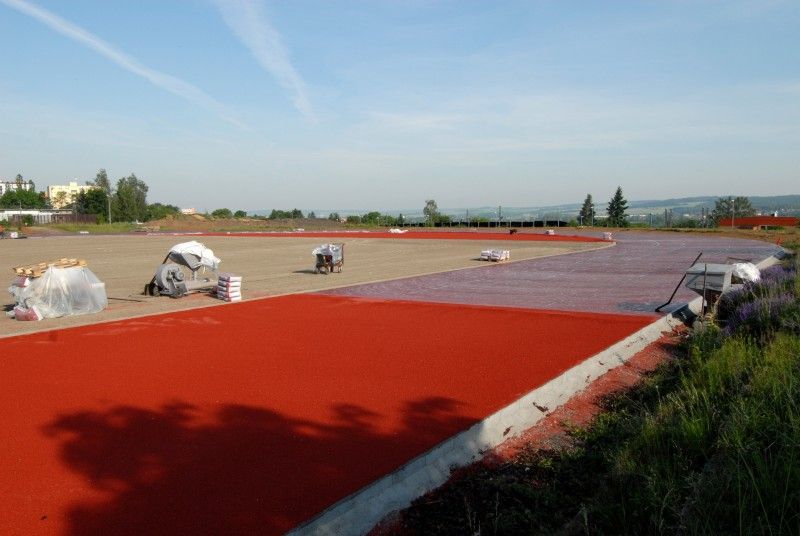 První etapa výstavby atletického stadionu se chýlí ke konci. Ve Vejprnické ulici byla vybudována infrastruktura a připravena atletická dráha. Nyní na ni stavebníci pokládají tartan (29.5.2012). Pokud městská rada na svém čtvrtečním jednání (31. 5.) schválí uzavření smlouvy s občanským sdružením AK Škoda Plzeň, budou atleti moci v nejbližší době využívat alespoň část stadionu. Druhá etapa je ve fázi vypsaného výběrového řízení na zhotovitele. Výstavba tribuny včetně zázemí, běžeckého tunelu, komunikace a parkoviště by tak měla začít v červenci.