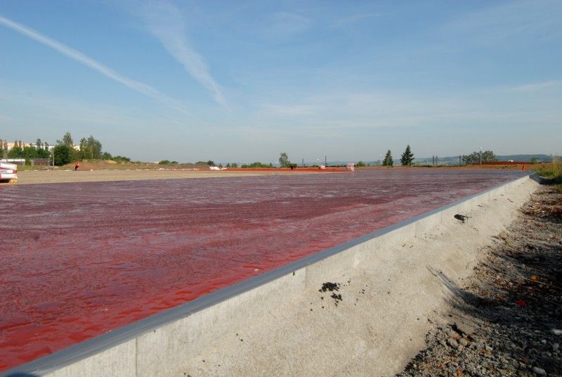 První etapa výstavby atletického stadionu se chýlí ke konci. Ve Vejprnické ulici byla vybudována infrastruktura a připravena atletická dráha. Nyní na ni stavebníci pokládají tartan (29.5.2012). Pokud městská rada na svém čtvrtečním jednání (31. 5.) schválí uzavření smlouvy s občanským sdružením AK Škoda Plzeň, budou atleti moci v nejbližší době využívat alespoň část stadionu. Druhá etapa je ve fázi vypsaného výběrového řízení na zhotovitele. Výstavba tribuny včetně zázemí, běžeckého tunelu, komunikace a parkoviště by tak měla začít v červenci.