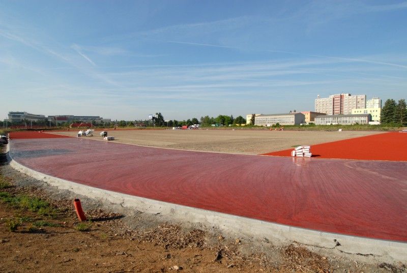 První etapa výstavby atletického stadionu se chýlí ke konci. Ve Vejprnické ulici byla vybudována infrastruktura a připravena atletická dráha. Nyní na ni stavebníci pokládají tartan (29.5.2012). Pokud městská rada na svém čtvrtečním jednání (31. 5.) schválí uzavření smlouvy s občanským sdružením AK Škoda Plzeň, budou atleti moci v nejbližší době využívat alespoň část stadionu. Druhá etapa je ve fázi vypsaného výběrového řízení na zhotovitele. Výstavba tribuny včetně zázemí, běžeckého tunelu, komunikace a parkoviště by tak měla začít v červenci.