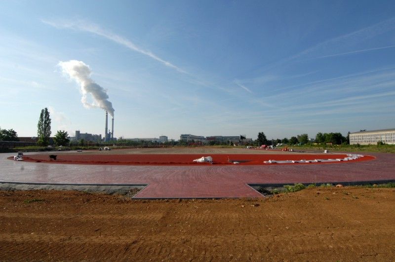 První etapa výstavby atletického stadionu se chýlí ke konci. Ve Vejprnické ulici byla vybudována infrastruktura a připravena atletická dráha. Nyní na ni stavebníci pokládají tartan (29.5.2012). Pokud městská rada na svém čtvrtečním jednání (31. 5.) schválí uzavření smlouvy s občanským sdružením AK Škoda Plzeň, budou atleti moci v nejbližší době využívat alespoň část stadionu. Druhá etapa je ve fázi vypsaného výběrového řízení na zhotovitele. Výstavba tribuny včetně zázemí, běžeckého tunelu, komunikace a parkoviště by tak měla začít v červenci.