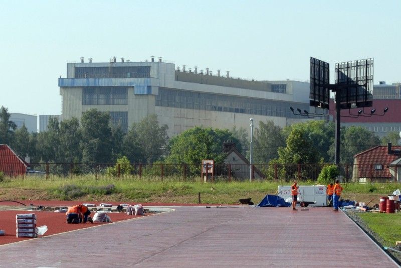 První etapa výstavby atletického stadionu se chýlí ke konci. Ve Vejprnické ulici byla vybudována infrastruktura a připravena atletická dráha. Nyní na ni stavebníci pokládají tartan (29.5.2012). Pokud městská rada na svém čtvrtečním jednání (31. 5.) schválí uzavření smlouvy s občanským sdružením AK Škoda Plzeň, budou atleti moci v nejbližší době využívat alespoň část stadionu. Druhá etapa je ve fázi vypsaného výběrového řízení na zhotovitele. Výstavba tribuny včetně zázemí, běžeckého tunelu, komunikace a parkoviště by tak měla začít v červenci.