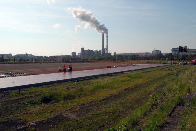 První etapa výstavby atletického stadionu se chýlí ke konci. Ve Vejprnické ulici byla vybudována infrastruktura a připravena atletická dráha. Nyní na ni stavebníci pokládají tartan (29.5.2012). Pokud městská rada na svém čtvrtečním jednání (31. 5.) schválí uzavření smlouvy s občanským sdružením AK Škoda Plzeň, budou atleti moci v nejbližší době využívat alespoň část stadionu. Druhá etapa je ve fázi vypsaného výběrového řízení na zhotovitele. Výstavba tribuny včetně zázemí, běžeckého tunelu, komunikace a parkoviště by tak měla začít v červenci.