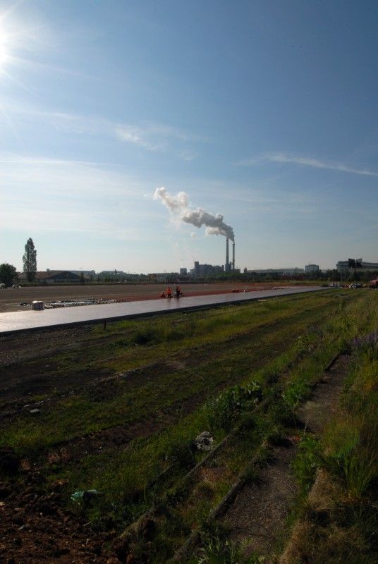 První etapa výstavby atletického stadionu se chýlí ke konci. Ve Vejprnické ulici byla vybudována infrastruktura a připravena atletická dráha. Nyní na ni stavebníci pokládají tartan (29.5.2012). Pokud městská rada na svém čtvrtečním jednání (31. 5.) schválí uzavření smlouvy s občanským sdružením AK Škoda Plzeň, budou atleti moci v nejbližší době využívat alespoň část stadionu. Druhá etapa je ve fázi vypsaného výběrového řízení na zhotovitele. Výstavba tribuny včetně zázemí, běžeckého tunelu, komunikace a parkoviště by tak měla začít v červenci.
