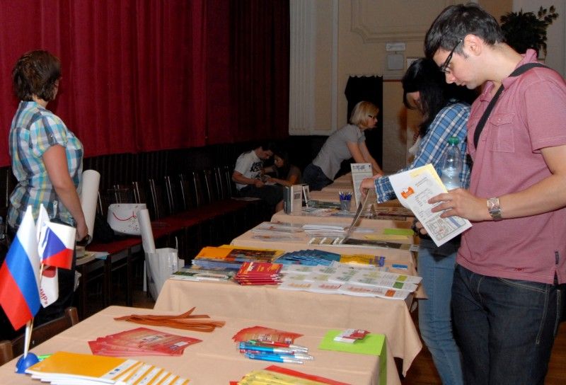 Integrace cizinců je jedním z klíčových pilířů sociální politiky města Plzně. Odbor kultury a Centrum na podporu integrace cizinců Plzeňského kraje zorganizovaly akci s příznačným názvem „Naše – vaše kultura 2012“, jejímž cílem bylo prostřednictvím kultury tento proces usnadnit. Program minifestivalu, který se uskutečnil v úterý 29.5.2012 odpoledne a večer v kulturním domě Peklo, byl rozdělen na dvě části. První, odbornou část tvořila diskuze k aktuální problematice sociokulturní integrace cizinců. Druhý blok byl připraven pro širokou veřejnost bez rozdílu národnosti. Na návštěvníky čekal bohatý program včetně ochutnávky exotických pokrmů.