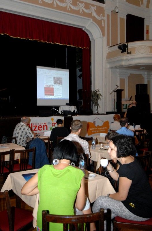 Integrace cizinců je jedním z klíčových pilířů sociální politiky města Plzně. Odbor kultury a Centrum na podporu integrace cizinců Plzeňského kraje zorganizovaly akci s příznačným názvem „Naše – vaše kultura 2012“, jejímž cílem bylo prostřednictvím kultury tento proces usnadnit. Program minifestivalu, který se uskutečnil v úterý 29.5.2012 odpoledne a večer v kulturním domě Peklo, byl rozdělen na dvě části. První, odbornou část tvořila diskuze k aktuální problematice sociokulturní integrace cizinců. Druhý blok byl připraven pro širokou veřejnost bez rozdílu národnosti. Na návštěvníky čekal bohatý program včetně ochutnávky exotických pokrmů.