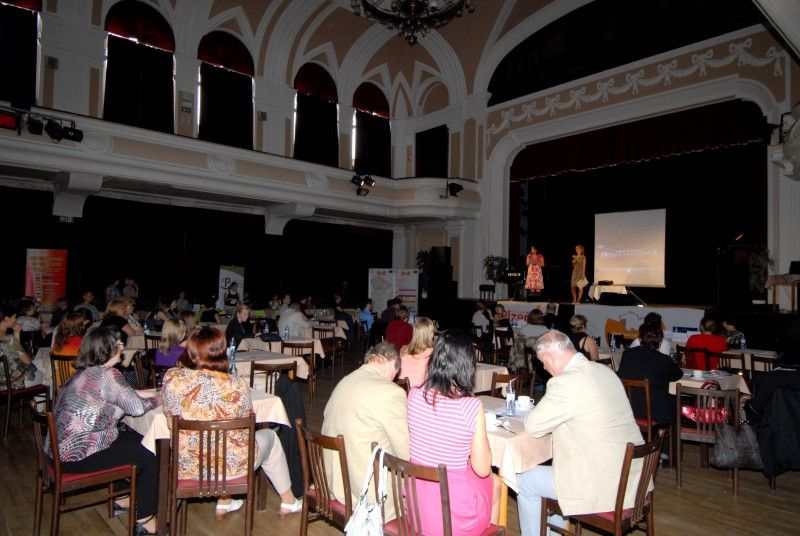 Integrace cizinců je jedním z klíčových pilířů sociální politiky města Plzně. Odbor kultury a Centrum na podporu integrace cizinců Plzeňského kraje zorganizovaly akci s příznačným názvem „Naše – vaše kultura 2012“, jejímž cílem bylo prostřednictvím kultury tento proces usnadnit. Program minifestivalu, který se uskutečnil v úterý 29.5.2012 odpoledne a večer v kulturním domě Peklo, byl rozdělen na dvě části. První, odbornou část tvořila diskuze k aktuální problematice sociokulturní integrace cizinců. Druhý blok byl připraven pro širokou veřejnost bez rozdílu národnosti. Na návštěvníky čekal bohatý program včetně ochutnávky exotických pokrmů.