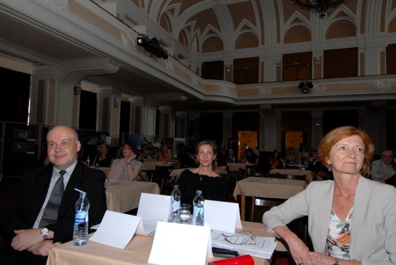 Integrace cizinců je jedním z klíčových pilířů sociální politiky města Plzně. Odbor kultury a Centrum na podporu integrace cizinců Plzeňského kraje zorganizovaly akci s příznačným názvem „Naše – vaše kultura 2012“, jejímž cílem bylo prostřednictvím kultury tento proces usnadnit. Program minifestivalu, který se uskutečnil v úterý 29.5.2012 odpoledne a večer v kulturním domě Peklo, byl rozdělen na dvě části. První, odbornou část tvořila diskuze k aktuální problematice sociokulturní integrace cizinců. Druhý blok byl připraven pro širokou veřejnost bez rozdílu národnosti. Na návštěvníky čekal bohatý program včetně ochutnávky exotických pokrmů.