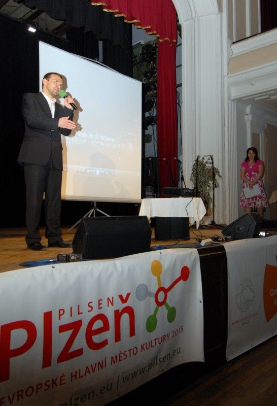 Integrace cizinců je jedním z klíčových pilířů sociální politiky města Plzně. Odbor kultury a Centrum na podporu integrace cizinců Plzeňského kraje zorganizovaly akci s příznačným názvem „Naše – vaše kultura 2012“, jejímž cílem bylo prostřednictvím kultury tento proces usnadnit. Program minifestivalu, který se uskutečnil v úterý 29.5.2012 odpoledne a večer v kulturním domě Peklo, byl rozdělen na dvě části. První, odbornou část tvořila diskuze k aktuální problematice sociokulturní integrace cizinců. Druhý blok byl připraven pro širokou veřejnost bez rozdílu národnosti. Na návštěvníky čekal bohatý program včetně ochutnávky exotických pokrmů.