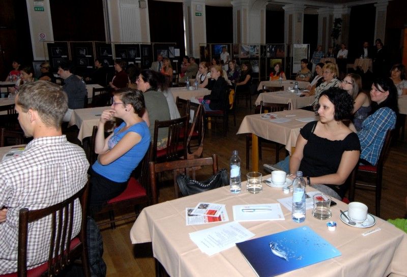 Integrace cizinců je jedním z klíčových pilířů sociální politiky města Plzně. Odbor kultury a Centrum na podporu integrace cizinců Plzeňského kraje zorganizovaly akci s příznačným názvem „Naše – vaše kultura 2012“, jejímž cílem bylo prostřednictvím kultury tento proces usnadnit. Program minifestivalu, který se uskutečnil v úterý 29.5.2012 odpoledne a večer v kulturním domě Peklo, byl rozdělen na dvě části. První, odbornou část tvořila diskuze k aktuální problematice sociokulturní integrace cizinců. Druhý blok byl připraven pro širokou veřejnost bez rozdílu národnosti. Na návštěvníky čekal bohatý program včetně ochutnávky exotických pokrmů.