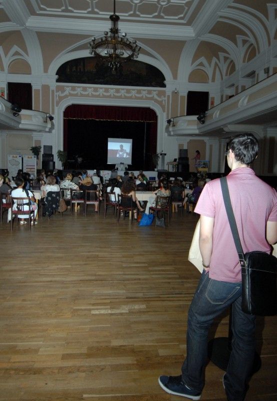 Integrace cizinců je jedním z klíčových pilířů sociální politiky města Plzně. Odbor kultury a Centrum na podporu integrace cizinců Plzeňského kraje zorganizovaly akci s příznačným názvem „Naše – vaše kultura 2012“, jejímž cílem bylo prostřednictvím kultury tento proces usnadnit. Program minifestivalu, který se uskutečnil v úterý 29.5.2012 odpoledne a večer v kulturním domě Peklo, byl rozdělen na dvě části. První, odbornou část tvořila diskuze k aktuální problematice sociokulturní integrace cizinců. Druhý blok byl připraven pro širokou veřejnost bez rozdílu národnosti. Na návštěvníky čekal bohatý program včetně ochutnávky exotických pokrmů.