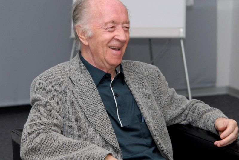 Po roce se plzeňský básník Josef Hrubý vrátil na plzeňskou radnici (30.5.2012). Tentokrát jako jubilant. K významnému životnímu výročí, které oslavil 10. května, mu popřál primátor Martin Baxa.