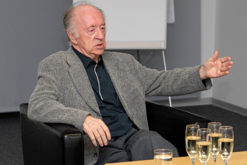 Po roce se plzeňský básník Josef Hrubý vrátil na plzeňskou radnici (30.5.2012). Tentokrát jako jubilant. K významnému životnímu výročí, které oslavil 10. května, mu popřál primátor Martin Baxa.