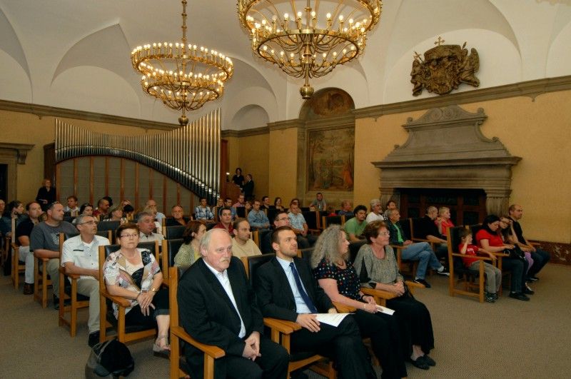 Devadesát devět dárců krve si dnes (30.5.2012) na plzeňské radnici vyslechlo slova díků za svá rozhodnutí darovat krev těm, co ji potřebují. Z rukou primátora Martina Baxy a radního pro oblast sociálních věcí a zdravotnictví Jiřího Kuthana převzali medaile prof. MUDr. Jana Janského, které bezpříspěvkovým dárcům krve uděluje Český červený kříž.