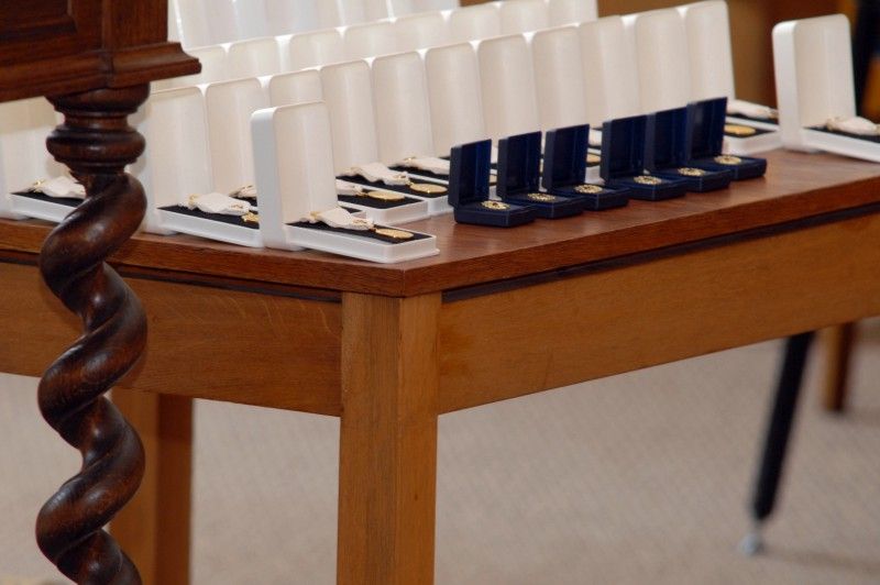 Devadesát devět dárců krve si dnes (30.5.2012) na plzeňské radnici vyslechlo slova díků za svá rozhodnutí darovat krev těm, co ji potřebují. Z rukou primátora Martina Baxy a radního pro oblast sociálních věcí a zdravotnictví Jiřího Kuthana převzali medaile prof. MUDr. Jana Janského, které bezpříspěvkovým dárcům krve uděluje Český červený kříž.