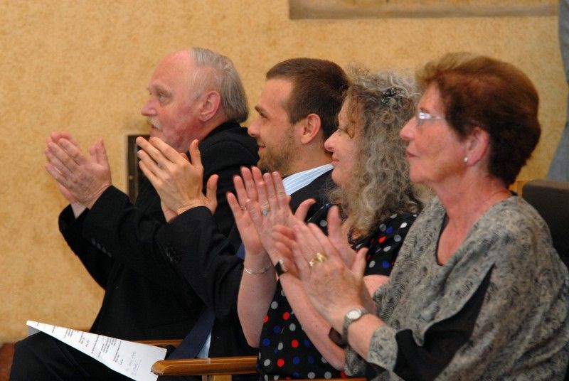 Devadesát devět dárců krve si dnes (30.5.2012) na plzeňské radnici vyslechlo slova díků za svá rozhodnutí darovat krev těm, co ji potřebují. Z rukou primátora Martina Baxy a radního pro oblast sociálních věcí a zdravotnictví Jiřího Kuthana převzali medaile prof. MUDr. Jana Janského, které bezpříspěvkovým dárcům krve uděluje Český červený kříž.