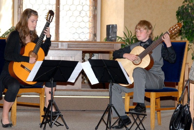 Devadesát devět dárců krve si dnes (30.5.2012) na plzeňské radnici vyslechlo slova díků za svá rozhodnutí darovat krev těm, co ji potřebují. Z rukou primátora Martina Baxy a radního pro oblast sociálních věcí a zdravotnictví Jiřího Kuthana převzali medaile prof. MUDr. Jana Janského, které bezpříspěvkovým dárcům krve uděluje Český červený kříž.