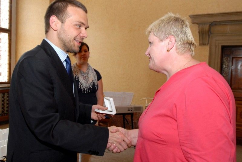 Devadesát devět dárců krve si dnes (30.5.2012) na plzeňské radnici vyslechlo slova díků za svá rozhodnutí darovat krev těm, co ji potřebují. Z rukou primátora Martina Baxy a radního pro oblast sociálních věcí a zdravotnictví Jiřího Kuthana převzali medaile prof. MUDr. Jana Janského, které bezpříspěvkovým dárcům krve uděluje Český červený kříž.
