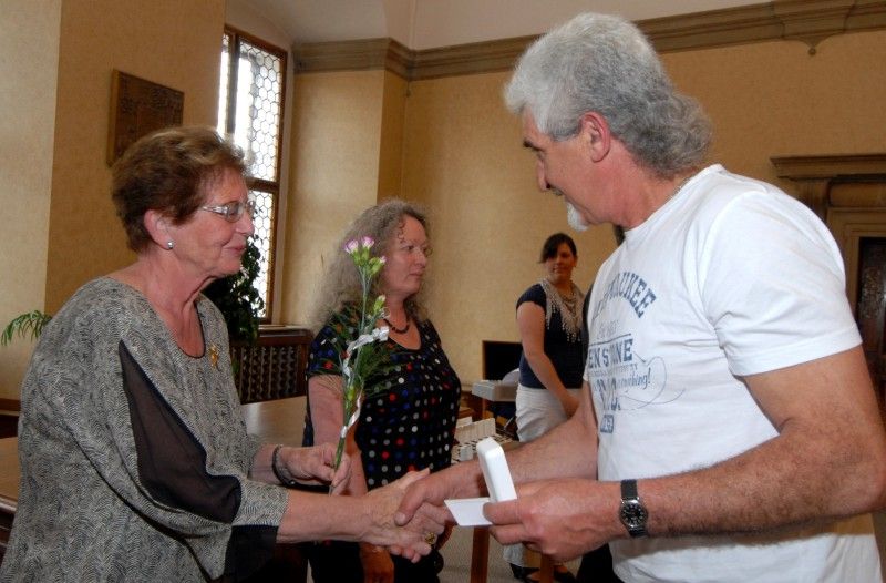 Devadesát devět dárců krve si dnes (30.5.2012) na plzeňské radnici vyslechlo slova díků za svá rozhodnutí darovat krev těm, co ji potřebují. Z rukou primátora Martina Baxy a radního pro oblast sociálních věcí a zdravotnictví Jiřího Kuthana převzali medaile prof. MUDr. Jana Janského, které bezpříspěvkovým dárcům krve uděluje Český červený kříž.