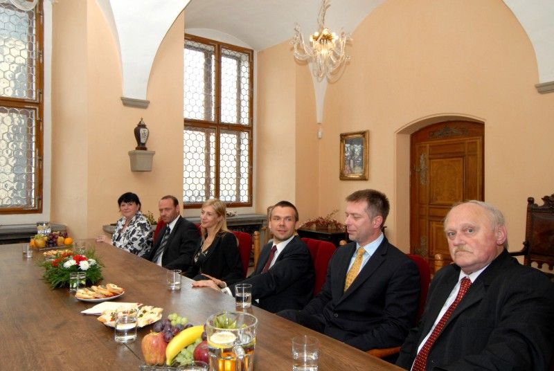 Plzeňské události 1. června 1953, kdy se na dvacet tisíc Plzeňanů vzepřelo komunistické moci, si město jako každý rok připomnělo udělením Ceny 1. června. Obdržela ji socioložka Jiřina Šiklová za důsledné prosazování principů demokracie a za odvážnou podporu a distribuci samizdatové literatury v dobách nesvobody. Druhým oceněným se stal in memoriam Ivan Martin Jirous za jeho statečné občanské postoje, za nesmiřitelné aktivity proti totalitnímu režimu, za publicistickou a literární činnost a v neposlední řadě za osobní přínos české kultuře. Cenu převzala Jirousova životní partnerka Dáša Vokatá.