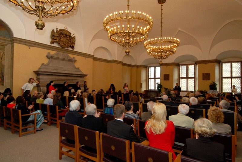 Plzeňské události 1. června 1953, kdy se na dvacet tisíc Plzeňanů vzepřelo komunistické moci, si město jako každý rok připomnělo udělením Ceny 1. června. Obdržela ji socioložka Jiřina Šiklová za důsledné prosazování principů demokracie a za odvážnou podporu a distribuci samizdatové literatury v dobách nesvobody. Druhým oceněným se stal in memoriam Ivan Martin Jirous za jeho statečné občanské postoje, za nesmiřitelné aktivity proti totalitnímu režimu, za publicistickou a literární činnost a v neposlední řadě za osobní přínos české kultuře. Cenu převzala Jirousova životní partnerka Dáša Vokatá.