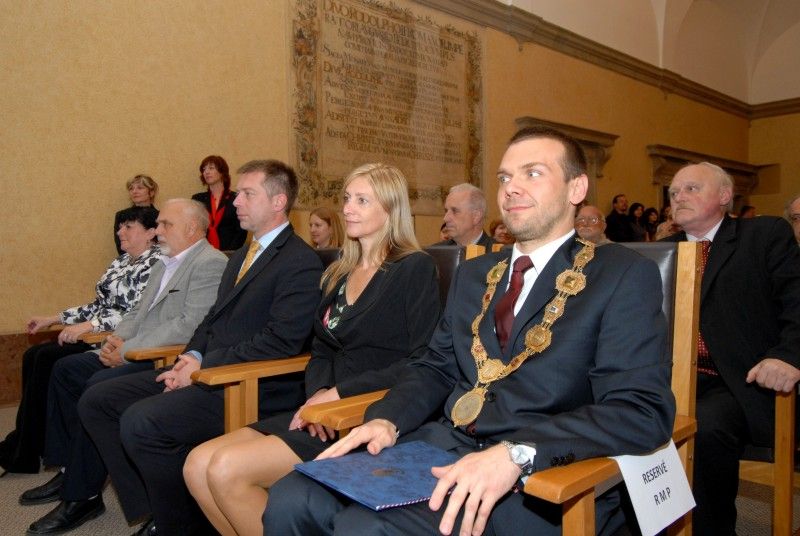 Plzeňské události 1. června 1953, kdy se na dvacet tisíc Plzeňanů vzepřelo komunistické moci, si město jako každý rok připomnělo udělením Ceny 1. června. Obdržela ji socioložka Jiřina Šiklová za důsledné prosazování principů demokracie a za odvážnou podporu a distribuci samizdatové literatury v dobách nesvobody. Druhým oceněným se stal in memoriam Ivan Martin Jirous za jeho statečné občanské postoje, za nesmiřitelné aktivity proti totalitnímu režimu, za publicistickou a literární činnost a v neposlední řadě za osobní přínos české kultuře. Cenu převzala Jirousova životní partnerka Dáša Vokatá.