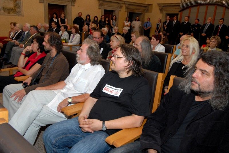 Plzeňské události 1. června 1953, kdy se na dvacet tisíc Plzeňanů vzepřelo komunistické moci, si město jako každý rok připomnělo udělením Ceny 1. června. Obdržela ji socioložka Jiřina Šiklová za důsledné prosazování principů demokracie a za odvážnou podporu a distribuci samizdatové literatury v dobách nesvobody. Druhým oceněným se stal in memoriam Ivan Martin Jirous za jeho statečné občanské postoje, za nesmiřitelné aktivity proti totalitnímu režimu, za publicistickou a literární činnost a v neposlední řadě za osobní přínos české kultuře. Cenu převzala Jirousova životní partnerka Dáša Vokatá.