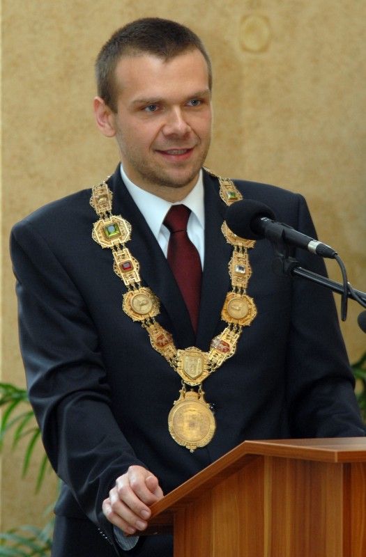 Plzeňské události 1. června 1953, kdy se na dvacet tisíc Plzeňanů vzepřelo komunistické moci, si město jako každý rok připomnělo udělením Ceny 1. června. Obdržela ji socioložka Jiřina Šiklová za důsledné prosazování principů demokracie a za odvážnou podporu a distribuci samizdatové literatury v dobách nesvobody. Druhým oceněným se stal in memoriam Ivan Martin Jirous za jeho statečné občanské postoje, za nesmiřitelné aktivity proti totalitnímu režimu, za publicistickou a literární činnost a v neposlední řadě za osobní přínos české kultuře. Cenu převzala Jirousova životní partnerka Dáša Vokatá.