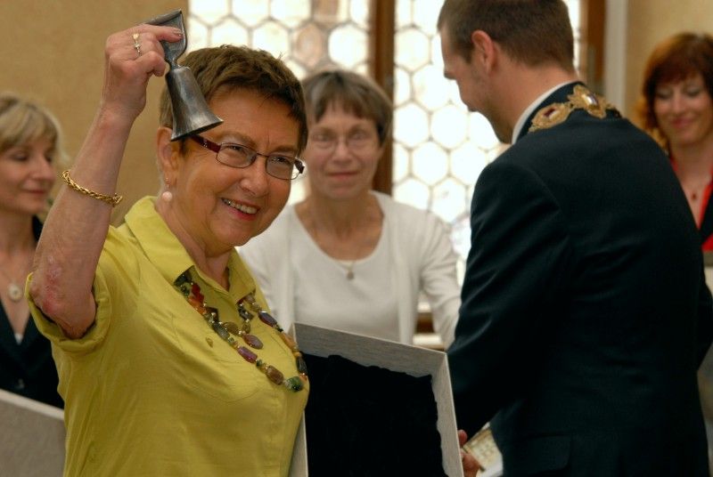 Plzeňské události 1. června 1953, kdy se na dvacet tisíc Plzeňanů vzepřelo komunistické moci, si město jako každý rok připomnělo udělením Ceny 1. června. Obdržela ji socioložka Jiřina Šiklová za důsledné prosazování principů demokracie a za odvážnou podporu a distribuci samizdatové literatury v dobách nesvobody. Druhým oceněným se stal in memoriam Ivan Martin Jirous za jeho statečné občanské postoje, za nesmiřitelné aktivity proti totalitnímu režimu, za publicistickou a literární činnost a v neposlední řadě za osobní přínos české kultuře. Cenu převzala Jirousova životní partnerka Dáša Vokatá.