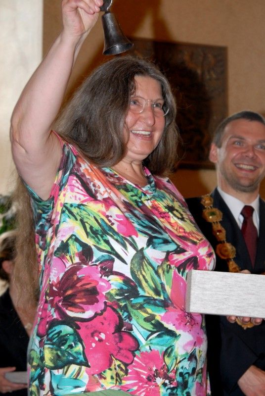 Plzeňské události 1. června 1953, kdy se na dvacet tisíc Plzeňanů vzepřelo komunistické moci, si město jako každý rok připomnělo udělením Ceny 1. června. Obdržela ji socioložka Jiřina Šiklová za důsledné prosazování principů demokracie a za odvážnou podporu a distribuci samizdatové literatury v dobách nesvobody. Druhým oceněným se stal in memoriam Ivan Martin Jirous za jeho statečné občanské postoje, za nesmiřitelné aktivity proti totalitnímu režimu, za publicistickou a literární činnost a v neposlední řadě za osobní přínos české kultuře. Cenu převzala Jirousova životní partnerka Dáša Vokatá.