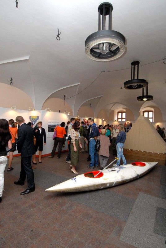 Skauting v datech, skauting dobrovolně a zdarma, skauting jako parta, hrdost, láska, tábor, zábava, sport. Taková témata a další zajímavosti nabízí (4.6.2012) výstava s názvem Sto let s šátkem kolem krku v mázhauzu plzeňské radnice.