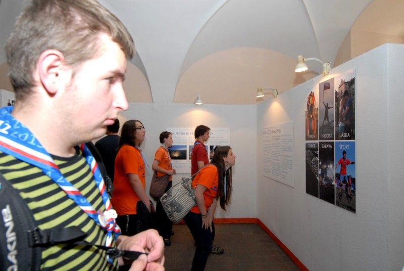 Skauting v datech, skauting dobrovolně a zdarma, skauting jako parta, hrdost, láska, tábor, zábava, sport. Taková témata a další zajímavosti nabízí (4.6.2012) výstava s názvem Sto let s šátkem kolem krku v mázhauzu plzeňské radnice.