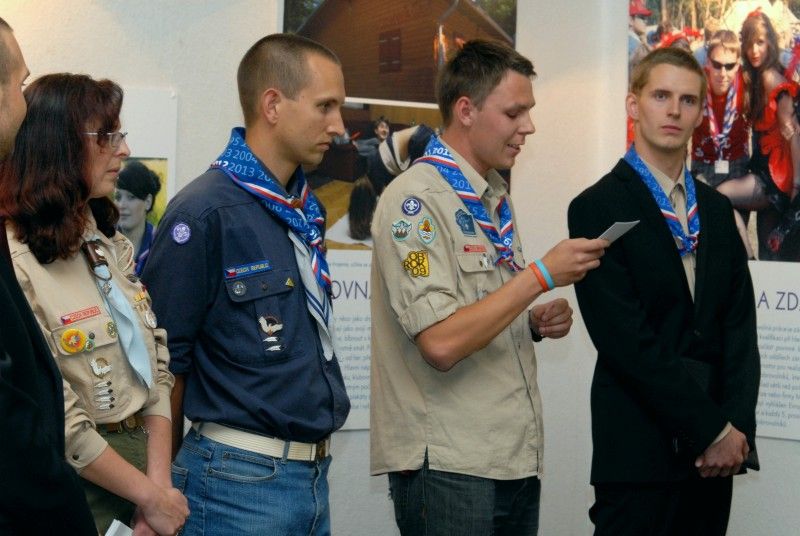 Sto let s šátkem kolem krku