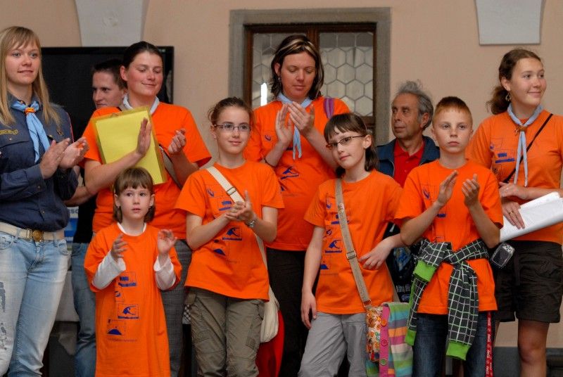 Skauting v datech, skauting dobrovolně a zdarma, skauting jako parta, hrdost, láska, tábor, zábava, sport. Taková témata a další zajímavosti nabízí (4.6.2012) výstava s názvem Sto let s šátkem kolem krku v mázhauzu plzeňské radnice.