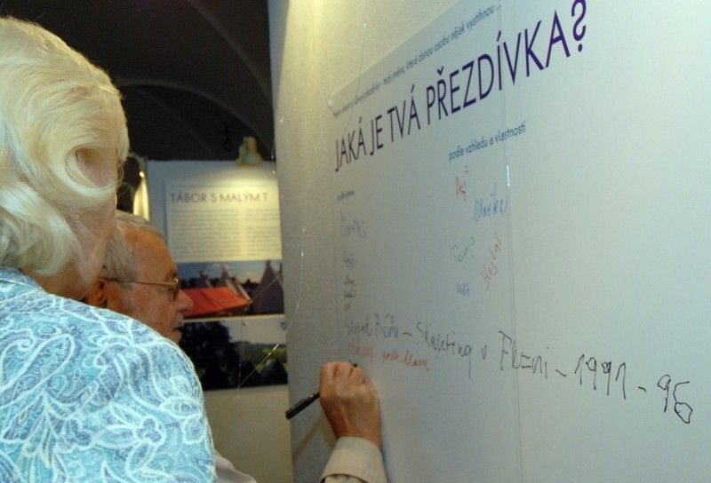 Skauting v datech, skauting dobrovolně a zdarma, skauting jako parta, hrdost, láska, tábor, zábava, sport. Taková témata a další zajímavosti nabízí (4.6.2012) výstava s názvem Sto let s šátkem kolem krku v mázhauzu plzeňské radnice.