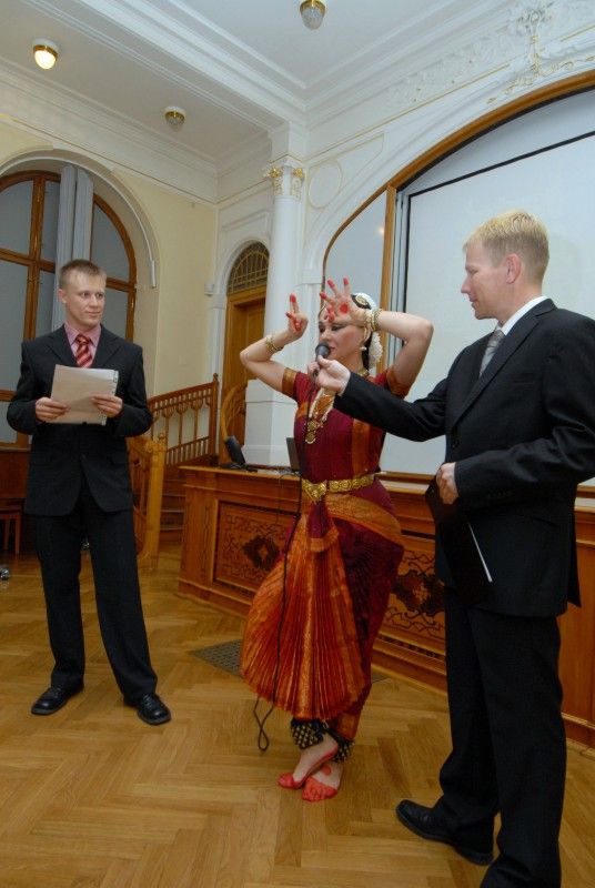 Blíže se seznámit s indickou kulturou mohli ve středu 6. června 2012 návštěvníci Západočeského muzea v Plzni. Indické velvyslanectví v Praze pro ně připravilo odpoledne s tancem, přednáškou, filmovou projekcí a ochutnávkou klasických produktů indické kuchyně, vše za podpory plzeňského magistrátu.