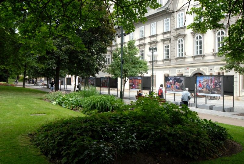 Výstava "Paměť loutek" - patnáct velkoformátových fotografií s nevšední scénografickou stylizací představuje (7.6.2012) ve Smetanových sadech důležité okamžiky historie Plzně.