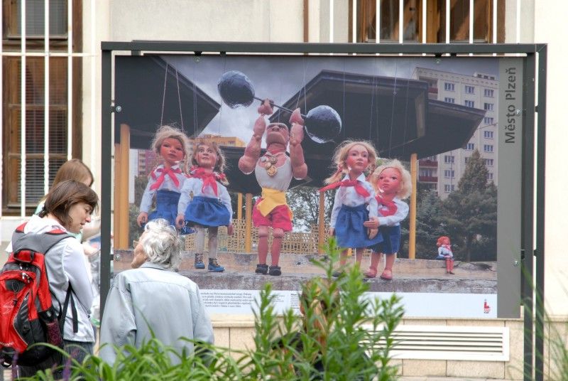 Výstava "Paměť loutek" - patnáct velkoformátových fotografií s nevšední scénografickou stylizací představuje (7.6.2012) ve Smetanových sadech důležité okamžiky historie Plzně.