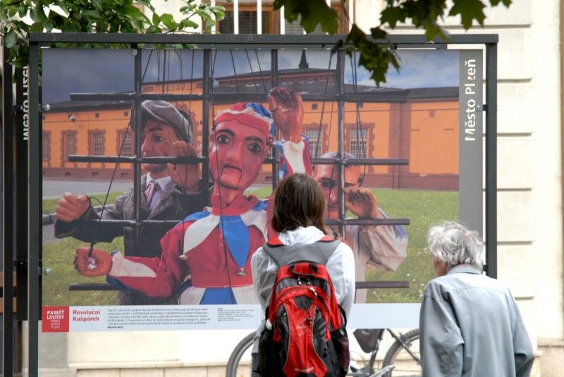 Výstava "Paměť loutek" - patnáct velkoformátových fotografií s nevšední scénografickou stylizací představuje (7.6.2012) ve Smetanových sadech důležité okamžiky historie Plzně.