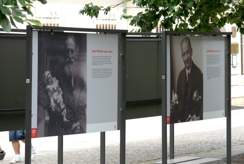 Výstava "Paměť loutek" - patnáct velkoformátových fotografií s nevšední scénografickou stylizací představuje (7.6.2012) ve Smetanových sadech důležité okamžiky historie Plzně.