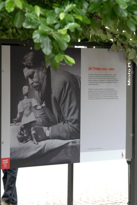 Výstava "Paměť loutek" - patnáct velkoformátových fotografií s nevšední scénografickou stylizací představuje (7.6.2012) ve Smetanových sadech důležité okamžiky historie Plzně.