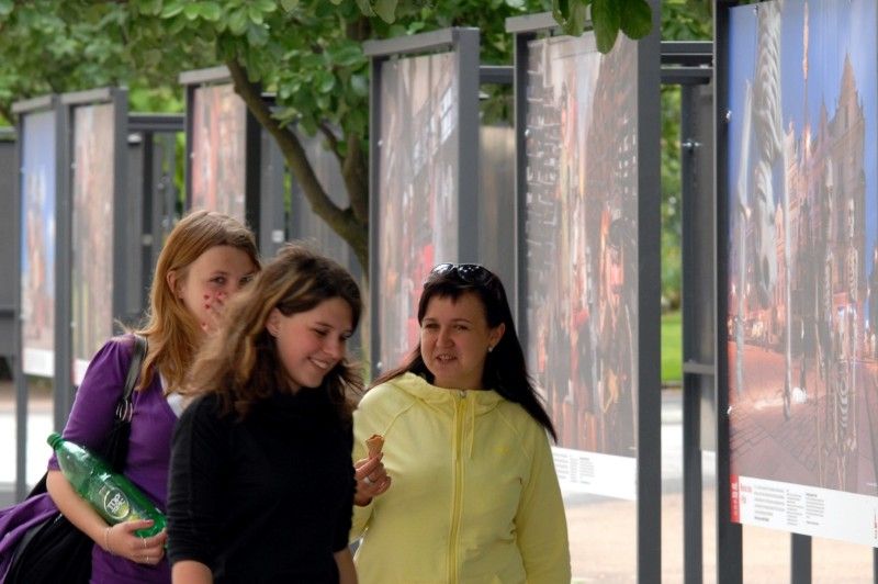 Výstava "Paměť loutek" - patnáct velkoformátových fotografií s nevšední scénografickou stylizací představuje (7.6.2012) ve Smetanových sadech důležité okamžiky historie Plzně.