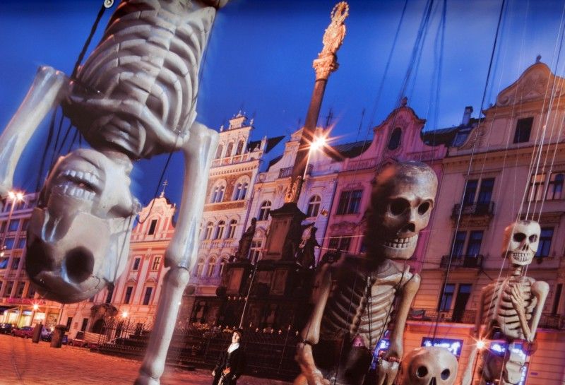 Výstava "Paměť loutek" - patnáct velkoformátových fotografií s nevšední scénografickou stylizací představuje (7.6.2012) ve Smetanových sadech důležité okamžiky historie Plzně.