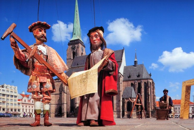 Loutky v hlavní roli výstavy v sadech